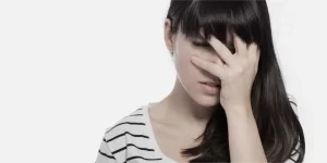 Um mulher triste possivelmente enfrentando os transtornos alimentares