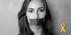 Mulher com uma fita tampando a boca e a logo do Setembro Amarelo, representando a importância de falar sobre o suicídio.